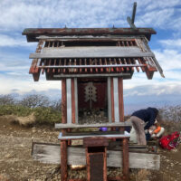 栗駒山山頂の祠（大日如来座像が祀られている。秋田県民はこの山を大日岳とも呼ぶ。）