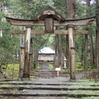 平泉寺　二の鳥居：鳥居の扁額に立派な屋根がついています。奥に見えるのが拝殿です。