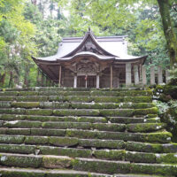 平泉寺本社：拝殿の後ろ、大石垣の上に建ち、伊弉冉尊(イザナミノミコト)を祀ります。左隣には越南知社（おおなむちしゃ）(オオナムチノミコトを祀ります)、右隣には別山社（アメノオシホミミノミコトを祀ります）があります。