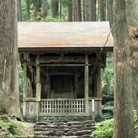 平泉寺三ノ宮：高皇産霊尊（タカミムスビノミコト）を祀ります（越前国名蹟考）。現在の標示では𣑥幡千々比賣尊（たくはたちぢひめのみこと）が祀られ、安産の神様とされています。向かって左側にイノシシなどの防護柵の出入り口があり、ここを開けて禅定道へ入ります。