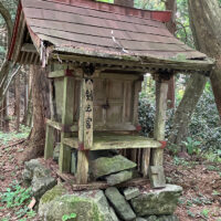 剱之宮：白山禅定道十二宿の一ノ宿「金剱ノ峰」にあたります。急坂のなかの平坦地で早春には付近に白いミスミソウが咲きます。