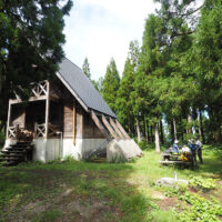 中の平：白山禅定道十二宿の二ノ宿「釈迦之原」にあたります。基幹林道法恩寺線が通り、勝山市により「中の平避難小屋」や休息所、水場が整備されています。