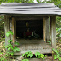 法音寺跡：十二宿の三ノ宿にあたり、報音教寺とも呼ばれました。ここで泰澄は老翁の法華経を読誦するのに出会いここで宿したといわれています。この老翁は白髭明神であったそうです。ここでは毎年、スキー場の関係者が降雪祈願をしています。