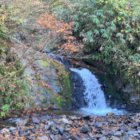 祓川の滝：祓川は十二宿の四ノ宿にあたります。大師は「ここで沐浴して汚穢(おわい)をはらいたまえ」と告げられたといわれています。
