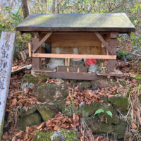 小原峠の祠：峠の道標を少し下ったところにあります。小原峠は河上峠、のぞき峠、雉子神とも呼ばれ、十二宿の六ノ宿「伏拝」にあたります。大師が道に迷ったとき、三本足の雉が現れて道を教えたとされます。伏拝は大長山(応頂山)という説があります。