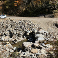 作業道駐車場：小原峠・赤兎山・杉峠と周回登山路のベースになります。