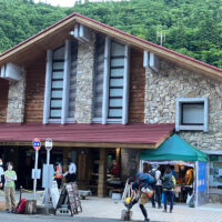 市ノ瀬ビジターセンター：市ノ瀬は十二宿の九ノ宿「一ノ瀬」にあたります。平泉寺の役所があり、御前道と別山道の分岐点でもありました。