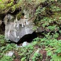 剃刀窟：大師が剃髪されたという岩屋です。江戸期の登頂記には10名が入れる大きな岩屋とされていますが、今はわずかに隙間があるだけで、石仏などの破片があるだけです。