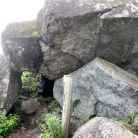 仙人窟：岩のトンネルでそれほど広くありません。