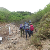 蛇塚：昔、大師が千匹の大蛇を切って埋めたとされる石を積み上げた塚。