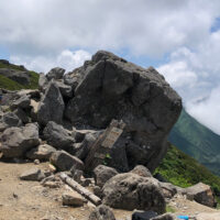 黒ボコ岩：砂防新道との分岐点で大きな岩があります。かつてはもっと大きな岩でしたが、昭和36年(1961)8月19日の北美濃地震で崩落し半分ぐらいになりました。