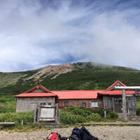 白山比咩神社祈祷所：かつての越前室で、室堂平の中央、現在の室堂センターの山頂側にあります。