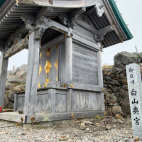 白山奥宮の祠