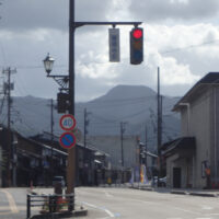 城端善徳寺前交差点から袴腰山を望む。国道304号線を南下する。