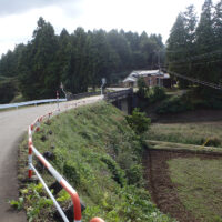 旧国道にかかる橋を渡る