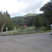 五差路にバス停があり開拓記念碑が立つ