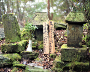 楠川前岳山頂・祭祀祠