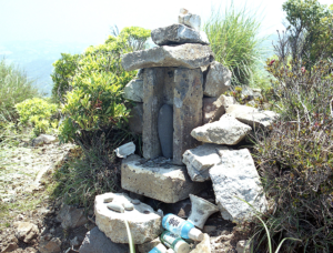 愛子岳山頂・祭祀祠