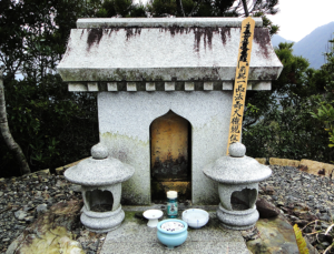 明星岳山頂・祭祀祠