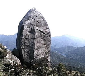 太忠岳山頂・天柱石