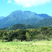 前岳（安房）、祠は前岳の北東のピーク