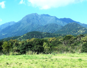前岳（安房）、祠は前岳の北東のピーク