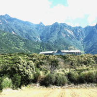 尾之間三山、左から割石岳、耳岳、本富岳