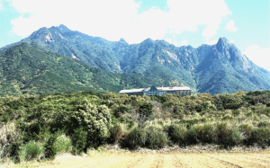 尾之間三山、左から割石岳、耳岳、本富岳
