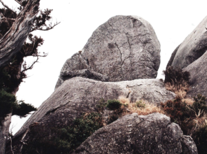 七五岳山頂・鏡岩