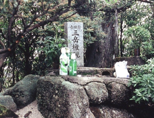 吉田岳山頂・祭祀祠