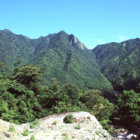 左；一湊岳、中央；志戸子岳
