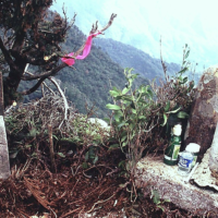 湊岳山頂・祭祀祠