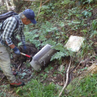 細尾峠　標柱は倒れている