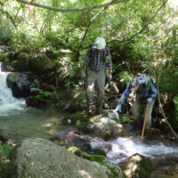谷鞍谷を飛び石伝いに渡る