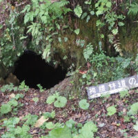 石灰を焼いたという洞窟