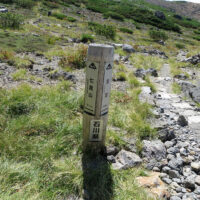 七倉分岐(七倉の辻)：七倉山、岩間道分岐の標柱