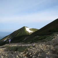 七倉分岐の広場、奥のピークは四塚山