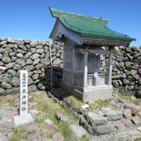 大汝峰頂上にある大汝神社