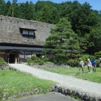 岩瀬家の前に残る小道は旧道のなごり