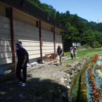 行徳寺前の建物は赤尾道宗遺徳館
