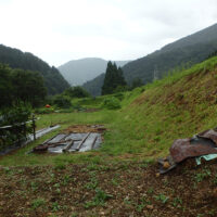 西赤尾の裏の段丘上の農地。旧道はほ場整備工事で消滅している