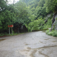 旧道が斜面崩壊で消え旧国道へ下降