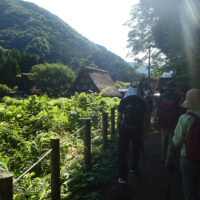地下道をくぐって菅沼集落に出る