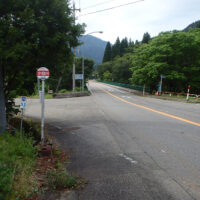 国道沿いのバス停（小白川）から五箇山方向