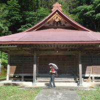 漆谷集落の入口にある道場。一向一揆の際の「血染めの名号」がある（市の文化財）