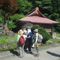 泡雪崩により村民13人が犠牲になった慰霊碑。昭和15年1月背後の山から発生した雪崩が5戸の家を破壊したという