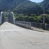 新屋橋の西詰に出る。この橋のすぐ下流に籠の渡し（牛乗せの籠）があった