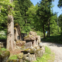 二ツ屋村の記念碑と地蔵堂