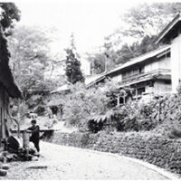 昭和20～30年代前半の上田集落。『保存版ふるさととなみ野』郷土出版社2010からの転載　ｐ47