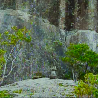 「岳参り」祠と屏風岩